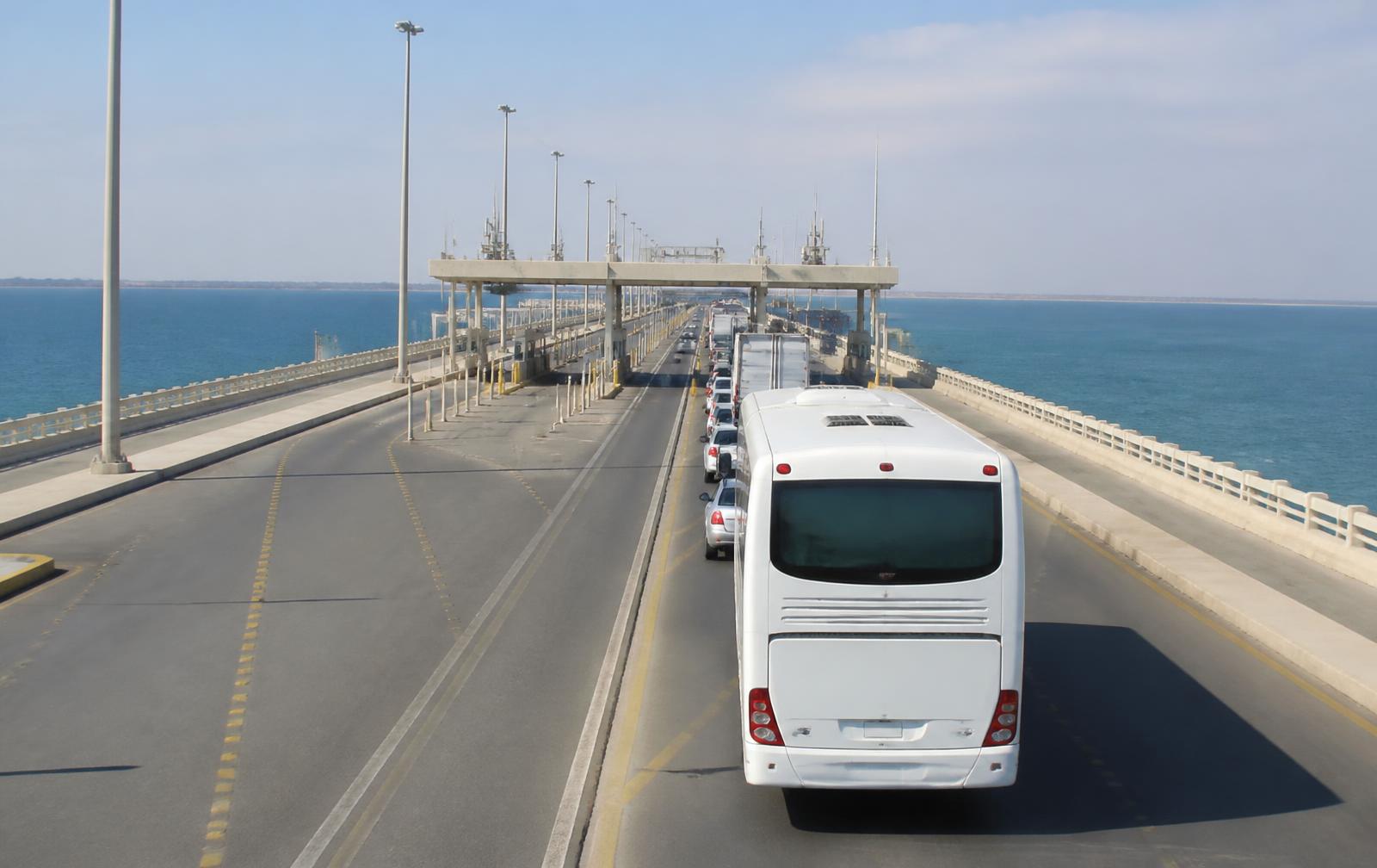 إجراءات الجوازات على جسر الملك فهد بمساعدة فريقنا